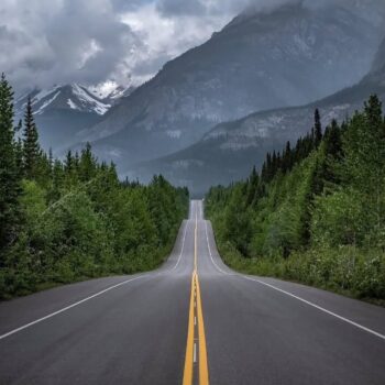 جاده طولانی بین شهری با آسفالت صاف و چشم‌انداز کوهستان – مناسب رانندگان کامیون و خودروهای سنگین