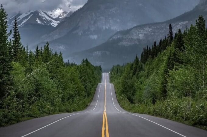 جاده طولانی بین شهری با آسفالت صاف و چشم‌انداز کوهستان – مناسب رانندگان کامیون و خودروهای سنگین