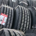 لاستیک تایر سایز 12-24 برند اونیکس گل چهار خط مخصوص محور عقب خودروهای سنگین، نمای واضح از آج و دیواره لاستیک.