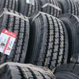 لاستیک تایر سایز 12-24 برند اونیکس گل چهار خط مخصوص محور عقب خودروهای سنگین، نمای واضح از آج و دیواره لاستیک.