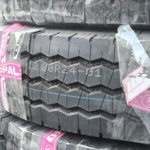 لاستیک اوپال سایز 12/24 گل برجستونی عقب 2025، مناسب کامیون و تریلی، نمای نزدیک از آج و دیواره