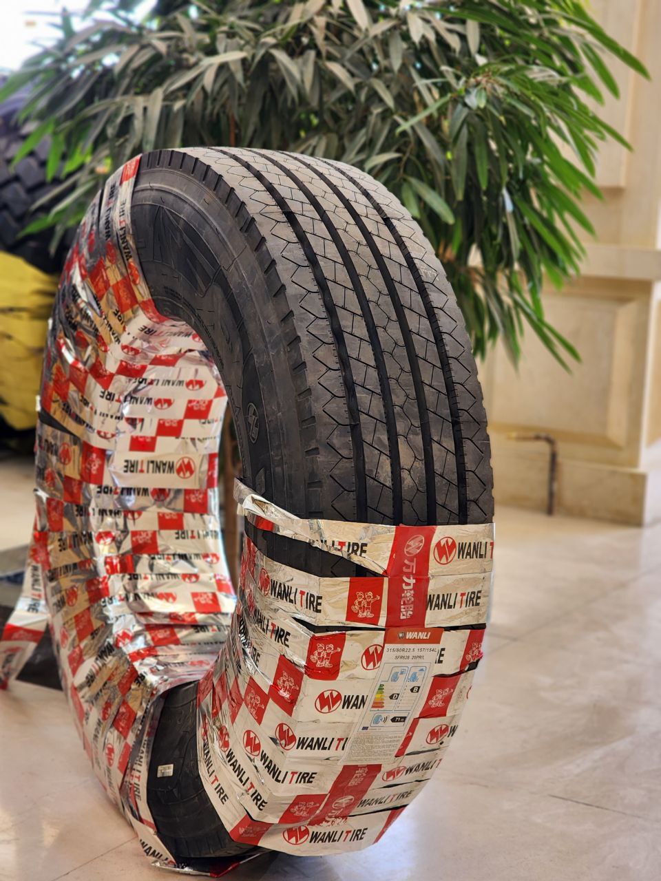 photo_1_2025-12-13_11-22-09 لاستیک ونلی سایز 315/80R22.5 گل جلو پهن، مناسب محور جلو کامیون و تریلی، نمای آج و دیواره تایر